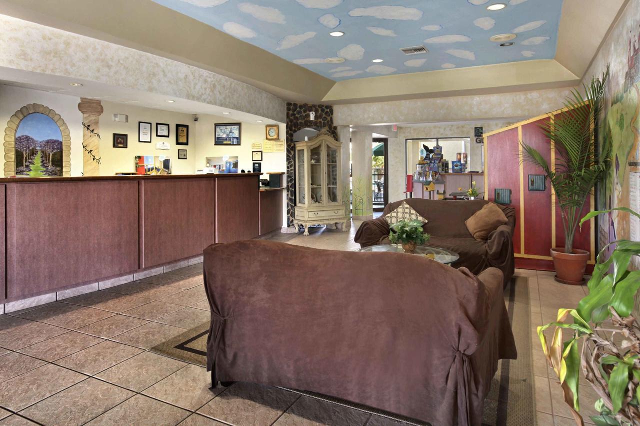 Clarion Inn & Suites Kissimmee-Lake Buena Vista South Экстерьер фото