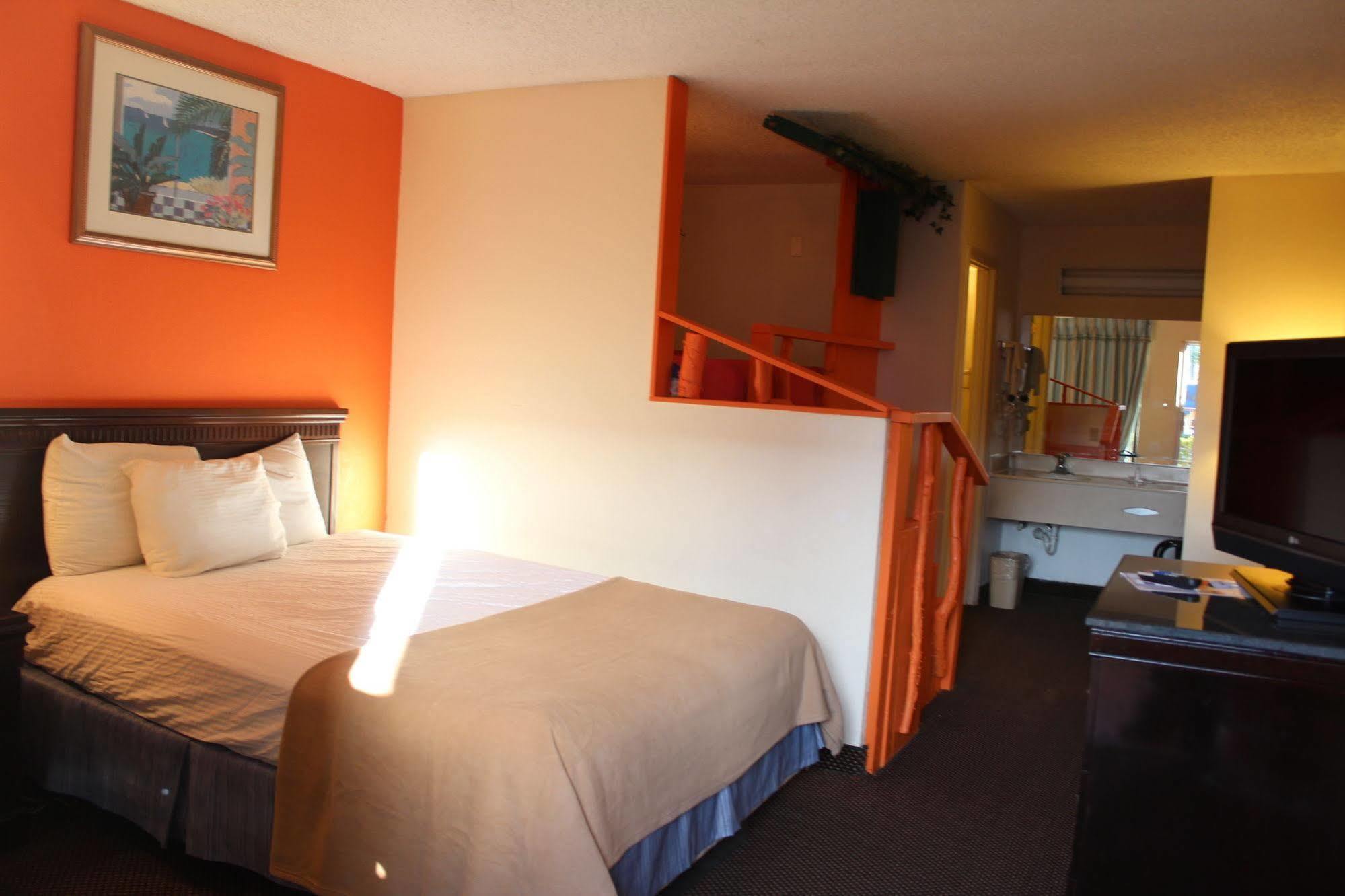 Clarion Inn & Suites Kissimmee-Lake Buena Vista South Экстерьер фото